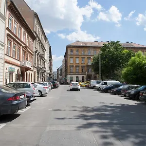  Apartment Carolyn Apartman In The Old City Hungary